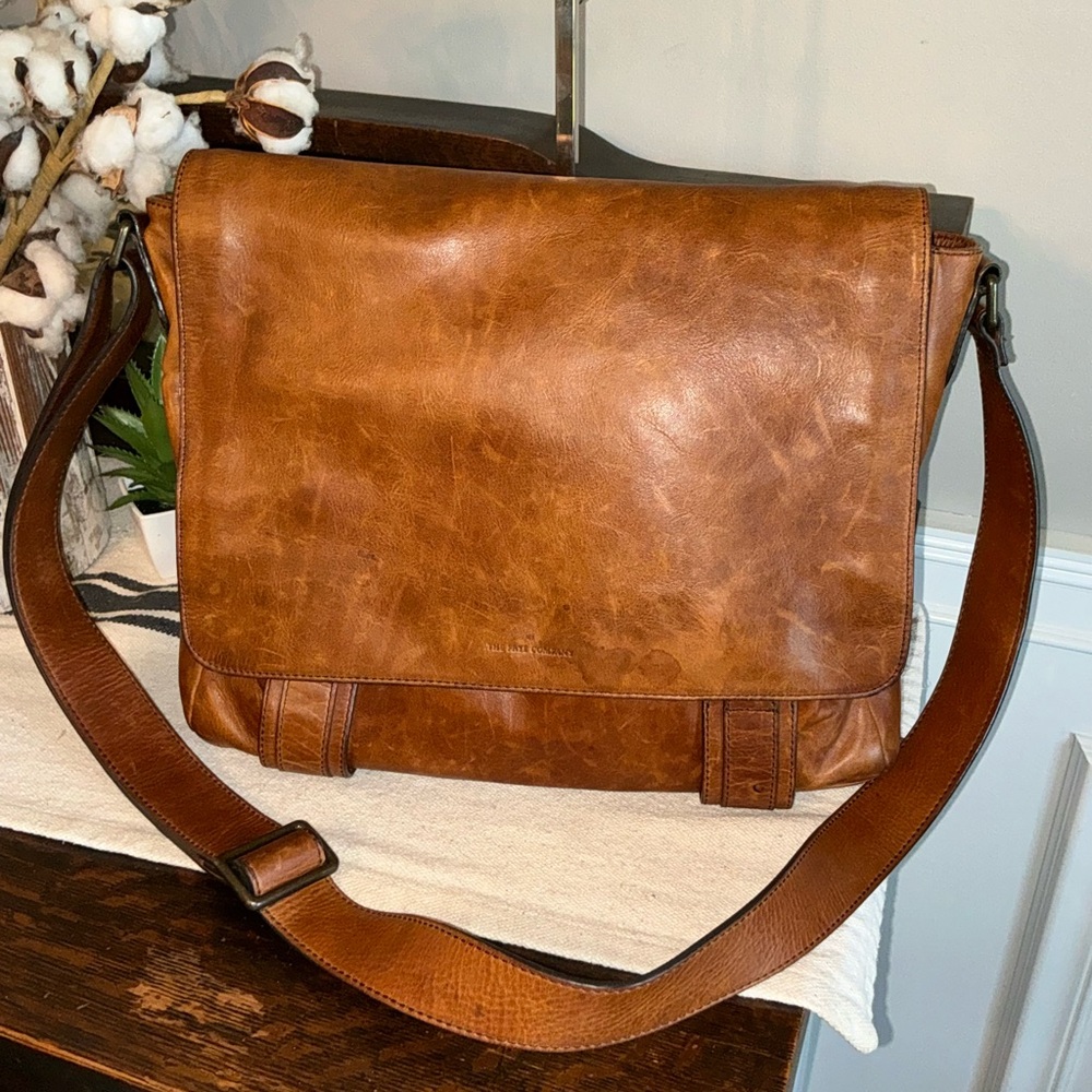 Frye Logan Leather Messenger Laptop Crossbody Bag Cognac Brown Retail $498